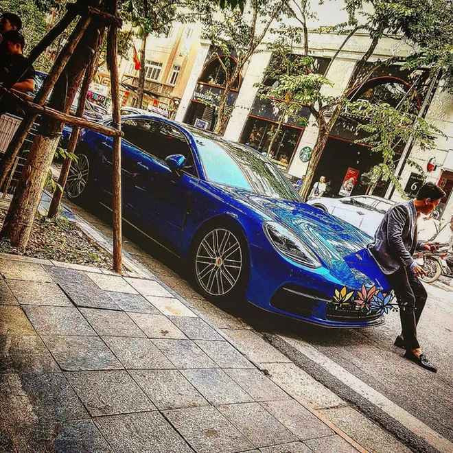 Em trai BTV Ngọc Trinh còn có thú vui giống các đại gia là sưu tập xì gà và sở hữu điện thoại Vertu.