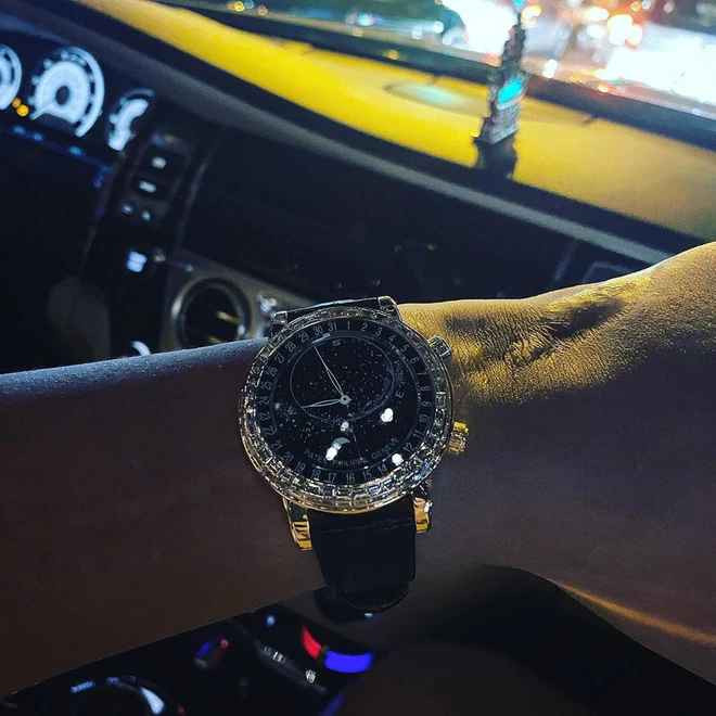 Trên Instagram, em trai MC Ngọc Trinh cũng thường xuyên khoe đồng hồ hiệu.