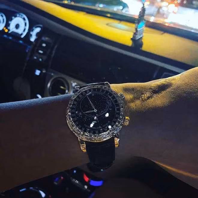 Trên Instagram, em trai MC Ngọc Trinh cũng thường xuyên khoe đồng hồ hiệu.