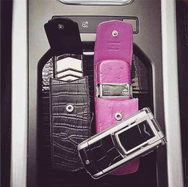 Cuối năm 2018, Bảo Hưng thường xuyên chia sẻ hình ảnh chụp cùng một cô gái nhưng không lộ mặt. Tuy nhiên, sau đó, cô gái bí ẩn đó được đồn đại là nữ diễn viên xinh đẹp Diễm My 9X. Đứng trước tin đồn, Diễm My giữ thái độ im lặng.