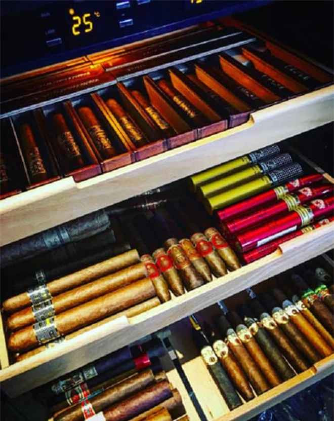 Năm 2016, tin đồn tình cảm giữa Bảo Hưng và Á hậu Tú Anh đã nhận được sự quan tâm lớn. Cả hai vướng nghi vấn hẹn hò khi cùng đi xem ca nhạc và du lịch ở Maldives. Tuy nhiên, sau đó, người thân của Á hậu đã lên tiếng phủ nhận thông tin đồn này.