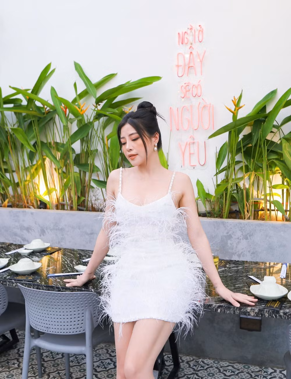 Trên trang cá nhân, cô thường đăng ảnh ăn mặc hở bạo khoe thân hình quyến rũ.