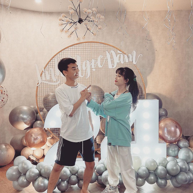 Tuy nhiên, họ hoá ra tất cả đã nhầm khi Linh Ngọc Đàm và anh chàng thân thiết có tên Quang Cuốn kia cũng là một streamer đình đám với profile không phải dạng vừa đâu.