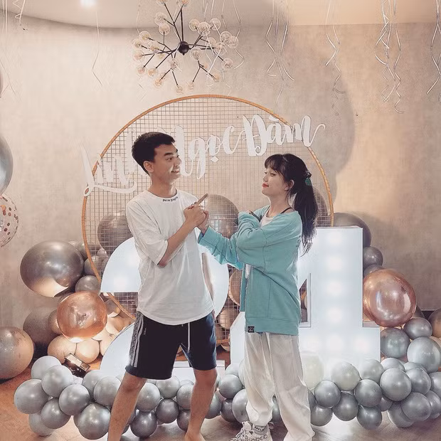 Tuy nhiên, họ hoá ra tất cả đã nhầm khi Linh Ngọc Đàm và anh chàng thân thiết có tên Quang Cuốn kia cũng là một streamer đình đám với profile không phải dạng vừa đâu.