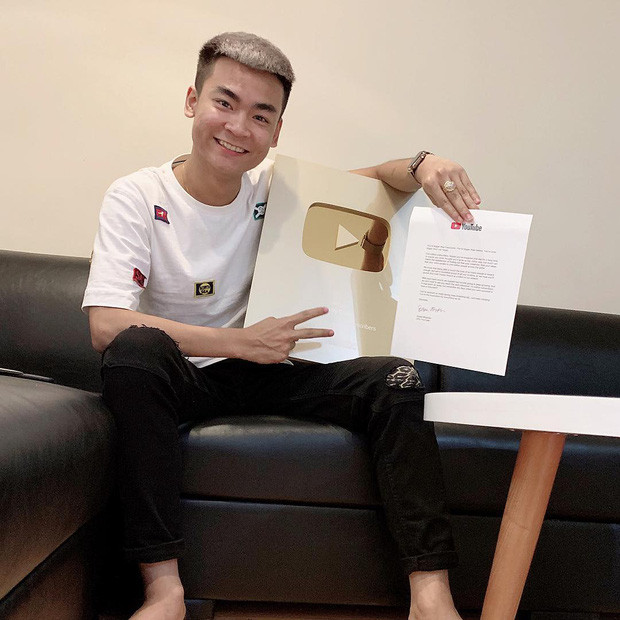 Quang Cuốn sở hữu fanpage với 1,8 triệu người theo dõi, YouTube 1,35 triệu subs và Instagram với 325k người follow.