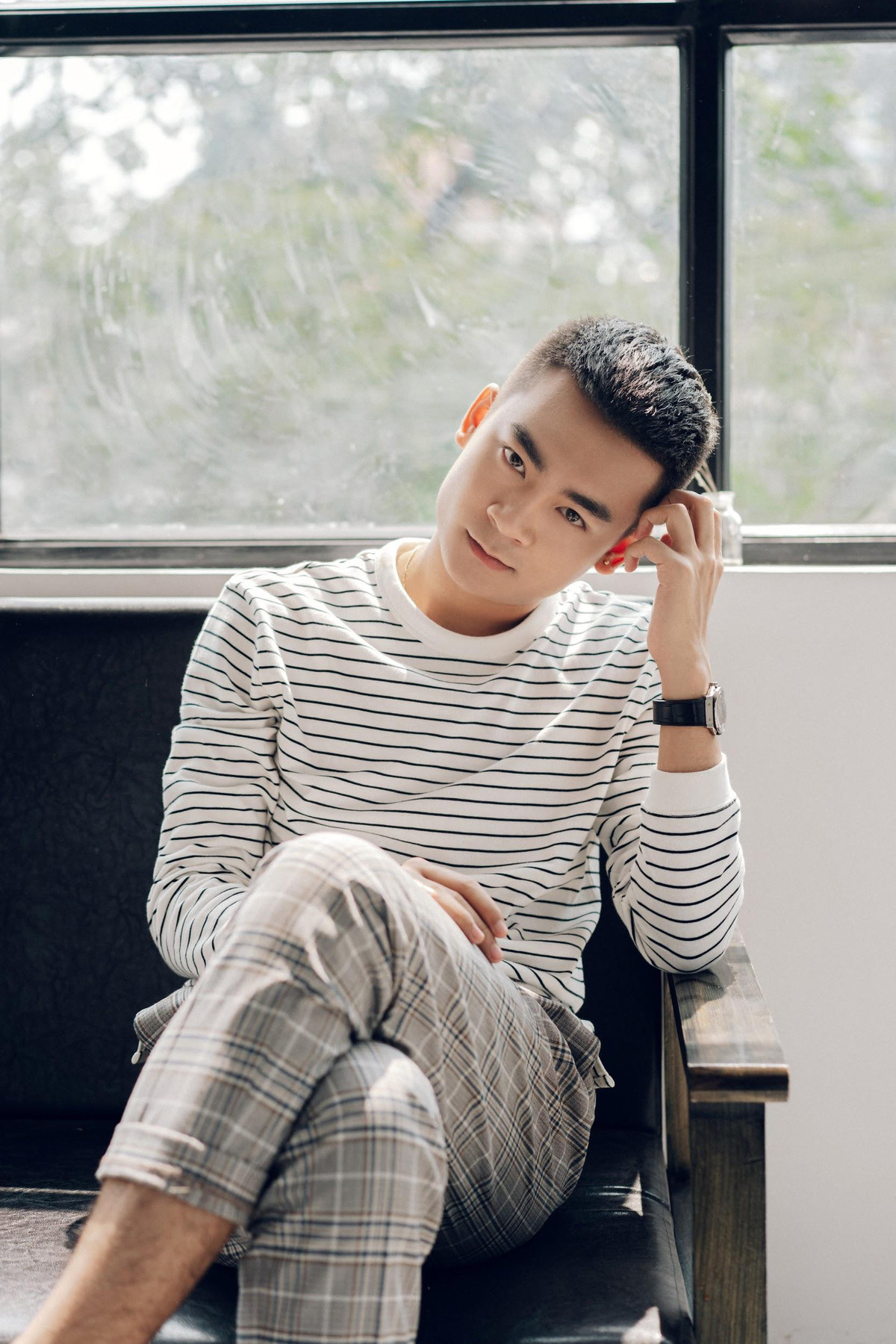 Chàng streamer cũng chia sẻ nhiều hình ảnh thân thiết với người chị hơn mình 3 tuổi nên fan tích cực "đẩy thuyền" Linh - Quang. Tuy nhiên cả hai đều nhiều lần khẳng định họ chỉ là bạn bè, chị em.