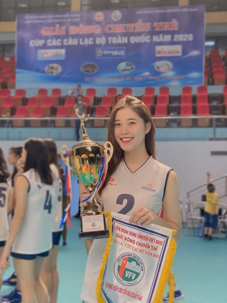  Đặng Thu Huyền là cái tên không còn xa lạ với nhiều người. Hoa khôi bóng chuyền còn sở hữu nhan sắc xinh đẹp khiến nhiều người phải trầm trồ.