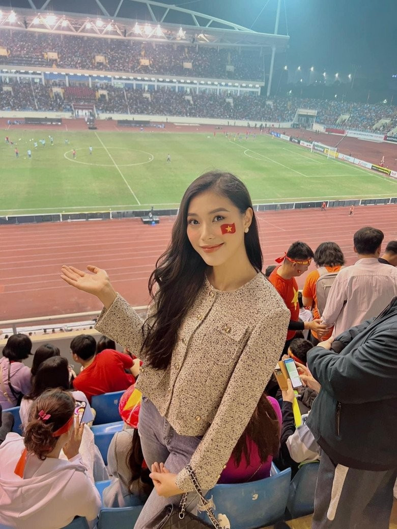 Người đẹp kết hợp bộ trang với chiếc túi Dior yên ngựa đắt đỏ, càng tôn lên sự sang trọng của bộ trang phục.