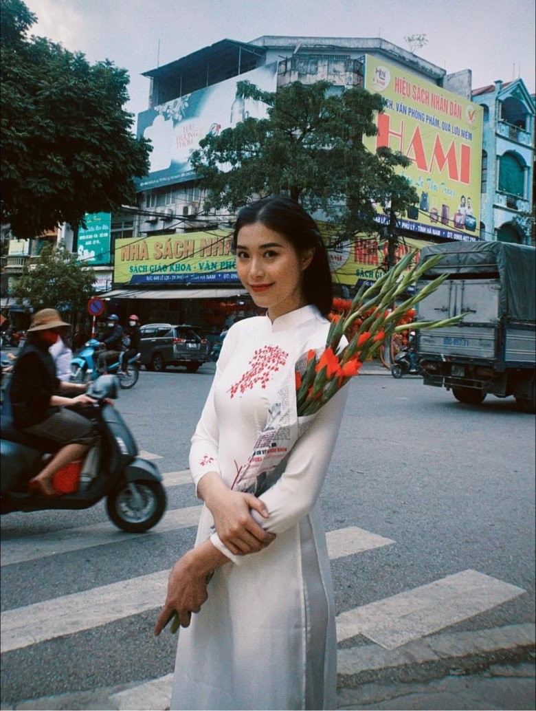 Khi lên sóng, người đẹp sinh năm 2002 cũng luôn diện những trang phục không cầu kỳ. Cô ưu tiên lựa chọn trang phục có màu sắc không quá nổi bật.