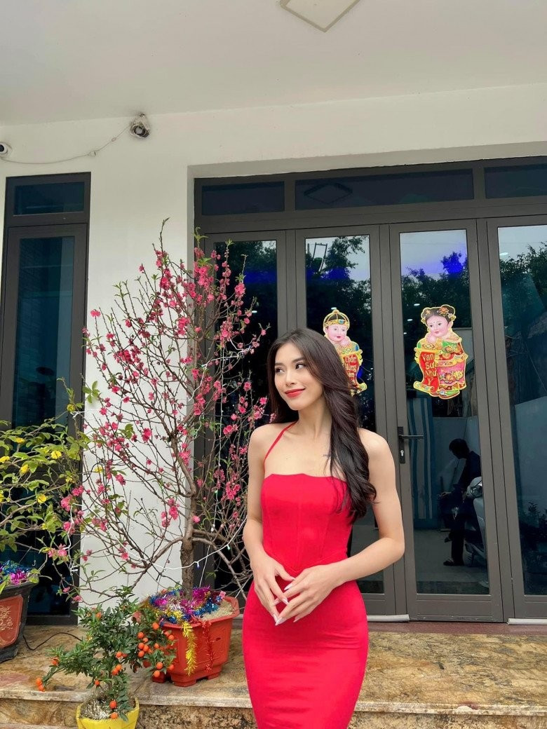 Dù vậy, trông bộ outfit của Thu Huyền vẫn rất đậm chất công sở vì chiếc áo có tay dài và toàn bộ phần còn lại đều rất kín đáo.