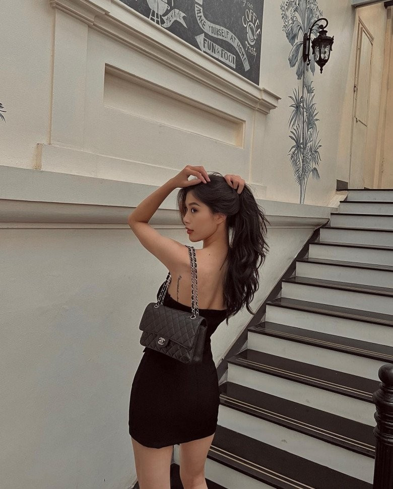 Người đẹp cũng khéo chọn những kiểu dáng "mát mẻ" hơn như những chiếc áo trễ vai, khoe đôi vai thon nuột nà.