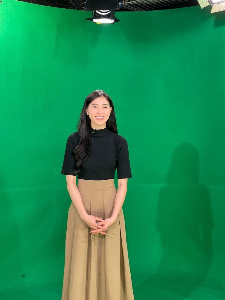 Gần đây, Thu Huyền tiếp tục gây chú ý khi bắt đầu công việc Biên tập viên tại VTV Cap.