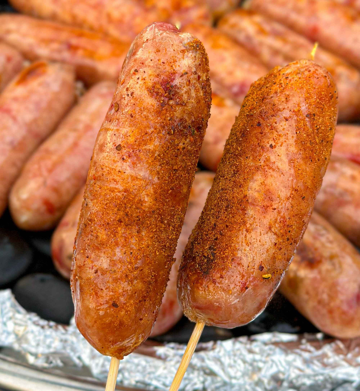 Với cách chế biến độc đáo, món ăn lạp xưởng nướng đá nhanh chóng chiếm trọn sự yêu thích của các tín đồ ẩm thực.