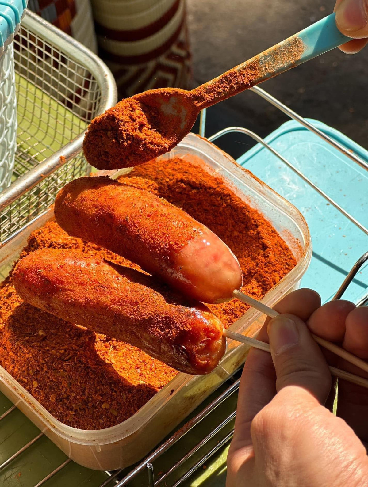 Khác với kiểu nướng than truyền thống, lạp xưởng được đặt trên một lớp đá sỏi tự nhiên, bên dưới là bếp điện tạo nhiệt để làm chín. Phương pháp này không chỉ thu hút bởi tính mới lạ mà còn giúp giữ trọn hương vị đặc trưng của món ăn.