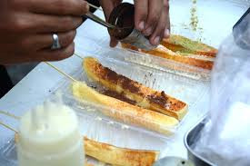 Điểm thú vị nằm ở sự lựa chọn nguyên liệu: thực khách có thể chọn phô mai Trung Quốc hoặc Mỹ, mỗi loại mang đến một hương vị và độ béo khác nhau. Mức giá cho món ăn này dao động từ 25 đến 30.000 đồng mỗi cây, phù hợp với túi tiền của giới trẻ.