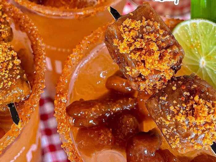 Điểm nhấn nổi bật của trà me muối ớt nằm ở lớp muối ớt phủ trên miệng ly, vừa tạo độ mặn cay lạ miệng, vừa làm tăng trải nghiệm thưởng thức. Phía trên là me hoặc mứt dẻo ngào đường, khiến thức uống vừa hấp dẫn về thị giác vừa kích thích vị giác.