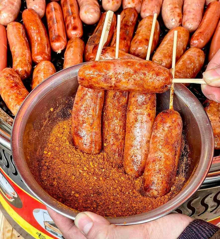 Lạp xưởng nướng đá đang trở thành món ăn vỉa hè "gây sốt" trong cộng đồng giới trẻ Việt Nam từ những ngày đầu năm 2024.