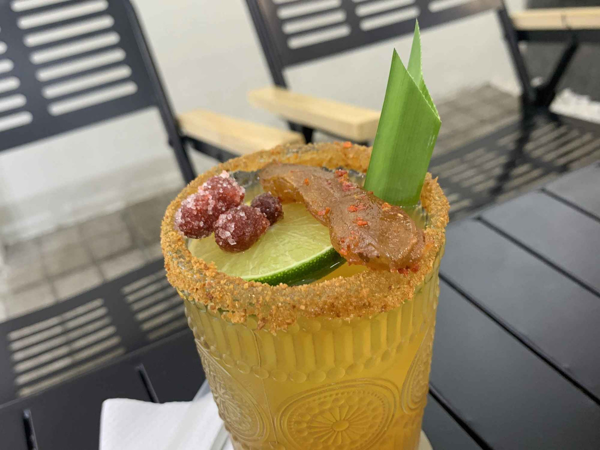 Muối ớt, vốn hiếm khi xuất hiện trong các món nước, lại tạo nên điểm nhấn bất ngờ khi hòa quyện cùng trà và me, mang đến hương vị thanh mát, chua ngọt và đậm đà. Nhiều bạn trẻ còn ví món này như phiên bản "nâng cấp" của đá me truyền thống, vừa quen thuộc vừa mới lạ.