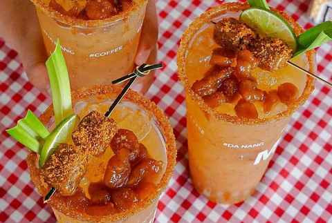 Sự kết hợp tưởng chừng không ăn nhập giữa me chua, trà ngọt và muối ớt mặn cay đã tạo nên món trà me muối ớt được đông đảo tín đồ ẩm thực yêu thích trong những ngày hè rực nắng. Món uống này không chỉ chinh phục giới trẻ bởi hương vị mới mẻ mà còn thu hút ánh nhìn với vẻ ngoài độc đáo.