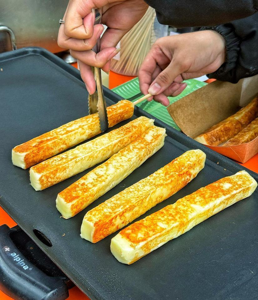 Không chỉ là món ăn vặt "gây nghiện", bánh phô mai sữa nướng còn được yêu thích vì sự thú vị trong trải nghiệm thưởng thức – vừa xem chế biến trực tiếp, vừa tận hưởng hương thơm phô mai béo ngậy, khó cưỡng.