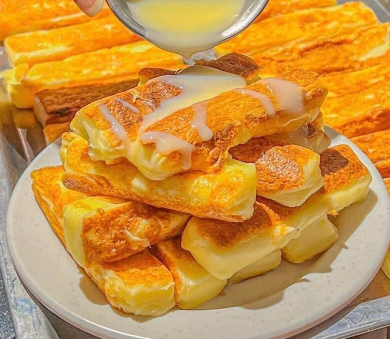 Vào khoảng tháng 3 năm nay, "bánh phô mai sữa nướng" bỗng chốc trở thành từ khóa hot, tràn ngập các bài viết và video review trên mạng xã hội. Món ăn độc đáo này nhanh chóng thu hút sự chú ý nhờ hương vị béo ngậy và cách chế biến thú vị.