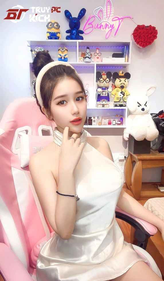 Sở hữu body nóng bỏng cùng gương mặt xinh xắn, Trang Bunny khiến netizen suýt xoa với sắc vóc hiện tại.