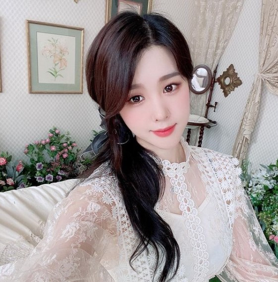 Sở hữu vẻ ngoài nổi bật cùng gương mặt xinh đẹp không tì vết, Rika từng được ca ngợi là một trong những "nữ thần" của giới streamer, YouTuber tại Hàn Quốc. Tuy nhiên, gần đây cô liên tục xuất hiện với tâm trạng nặng nề, lo lắng khi lên sóng, và nguyên nhân là do cuộc sống cá nhân đang bị xâm phạm nghiêm trọng.