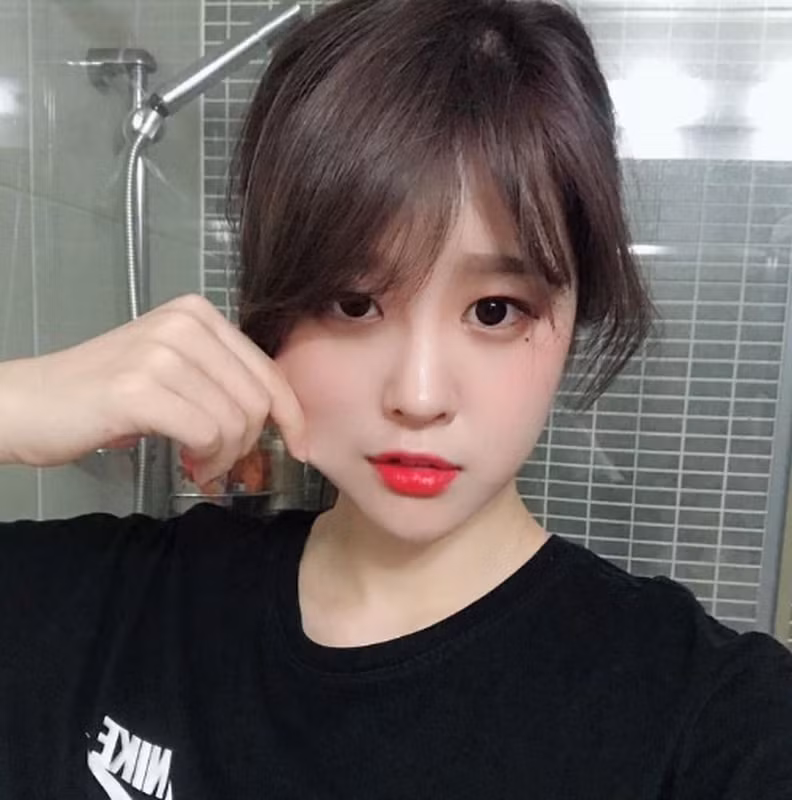 Từng là tiếp viên hàng không, thế nên không lạ khi mỗi lần lên sóng, nữ streamer xinh đẹp luôn xây dựng cho mình hình ảnh thanh lịch, tao nhã cũng như sở hữu khả năng ngoại ngữ tuyệt vời.