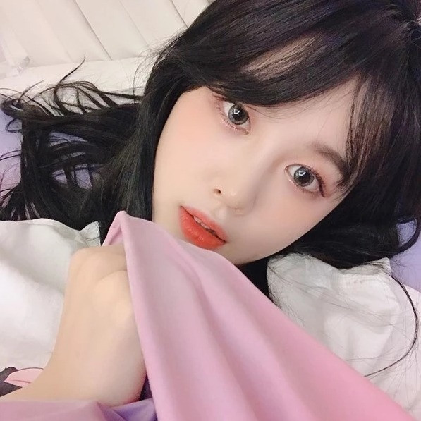 Dù đã trình báo vụ việc với cơ quan chức năng theo lời khuyên từ người hâm mộ, nữ streamer vẫn đang sống trong nỗi sợ thường trực và chưa dám rời khỏi nhà.