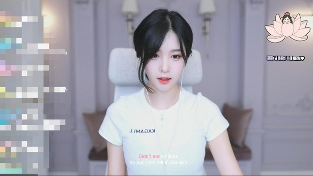 Hiện tại, nàng streamer đang rất hoảng sợ và thậm chí lo lắng tới mức rụng tóc rất nhiều.