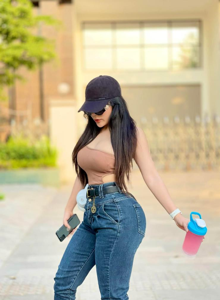 Thùy Minh sinh năm 1995, ở Vĩnh Yên, Vĩnh Phúc, nổi tiếng trên mạng xã hội nhờ nhan sắc xinh đẹp cùng vóc dáng bốc lửa, đặc biệt là số đo 3 vòng lý tưởng: 97-62-101 (cm).