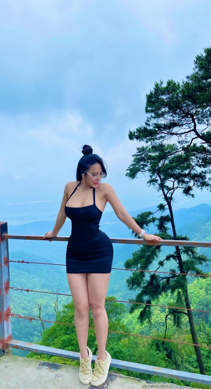 Được biết, hiện tại " hot girl phòng gym" Thùy Minh đang sở hữu một shop thời trang về đồ thể thao chuyên dụng và thường xuyên tự chụp ảnh, PR cho các sản phẩm riêng của của mình.