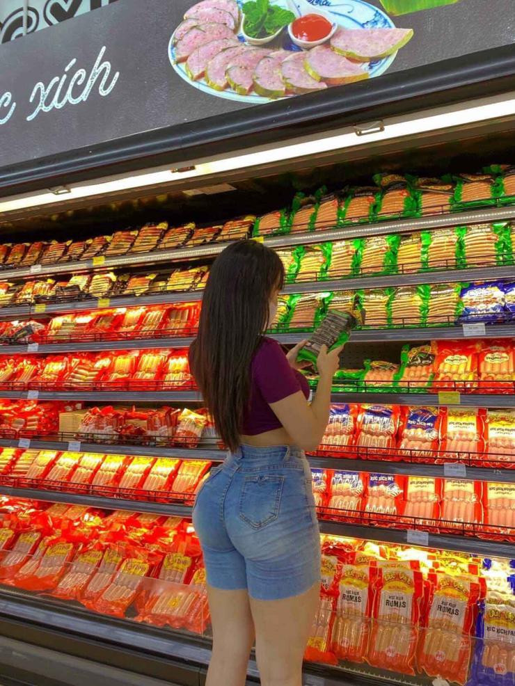 Thuỳ Minh thường chọn mặc quần jean với độ ngắn dài khác nhau, dễ dàng kết hợp với nhiều item khác để có outfit năng động trẻ trung đời thường.