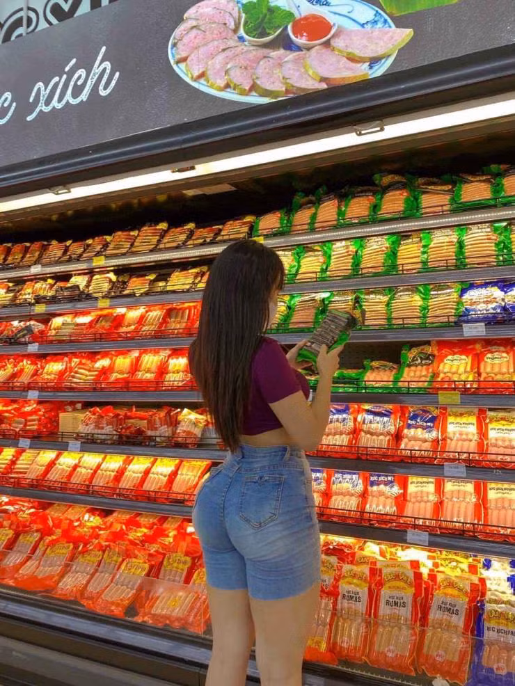 Thuỳ Minh thường chọn mặc quần jean với độ ngắn dài khác nhau, dễ dàng kết hợp với nhiều item khác để có outfit năng động trẻ trung đời thường.