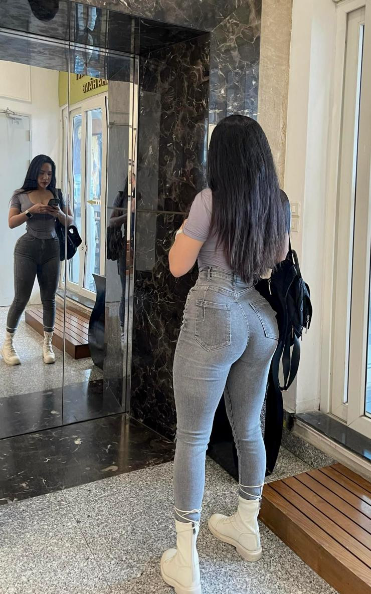 Nhất là với những cô nàng siêu vòng 3 như Thuỳ Minh, tưởng rằng mặc quần sẽ khó hơn với váy.