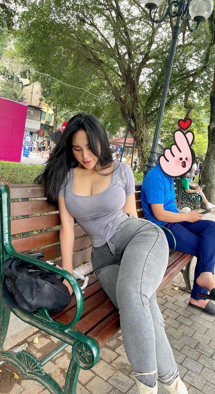 Nhưng ngược lại, Thuỳ Minh thường xuyên mặc quần trong thời trang ứng dụng để khoe đường cong hình thể hiếm người có được.