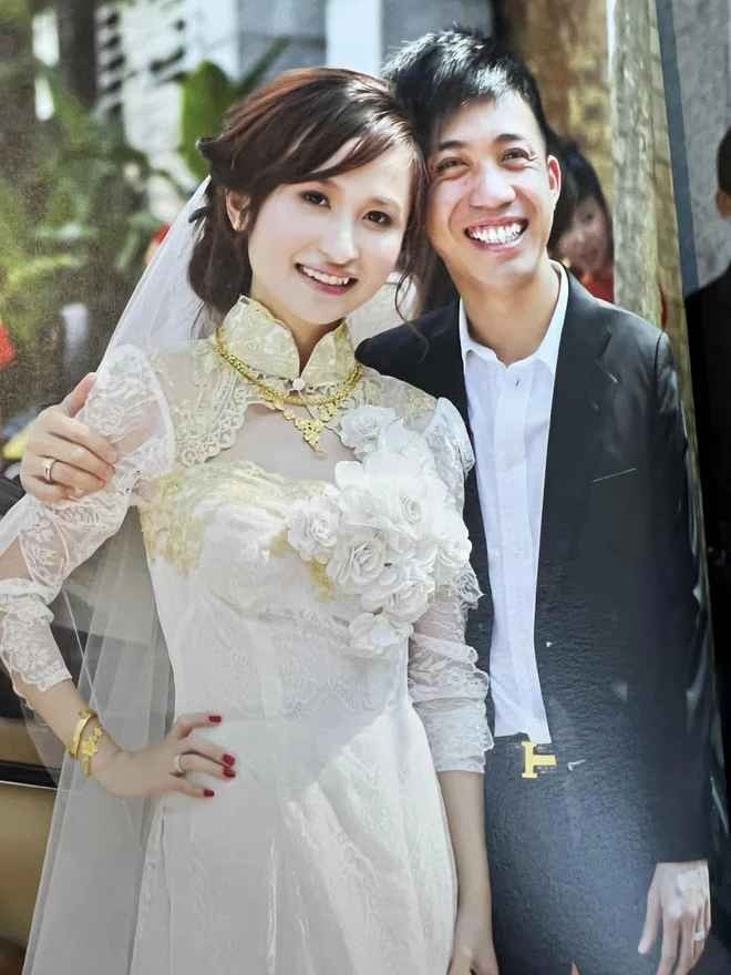 Trong ngày trọng đại 12 năm trước, vợ chồng Minh Nhựa và Mina Phạm chọn phong cách đơn giản, không cầu kỳ và càng không dát vàng như đám cưới của nhiều hào môn bây giờ.