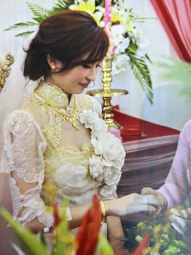 Nhiều người còn nhận xét vợ Minh Nhựa bây giờ như lão hóa ngược, trẻ trung hơn so với hồi đó.