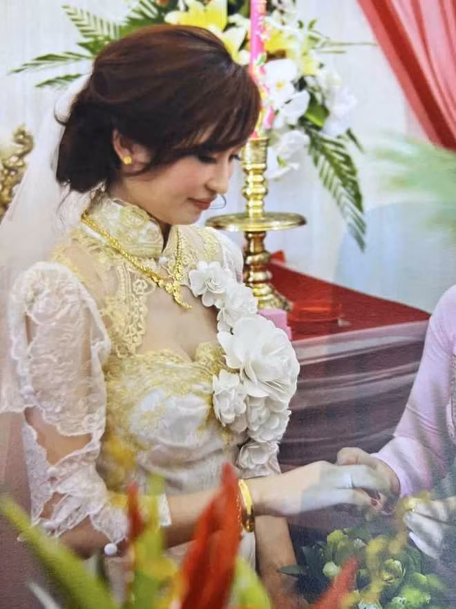 Nhiều người còn nhận xét vợ Minh Nhựa bây giờ như lão hóa ngược, trẻ trung hơn so với hồi đó.