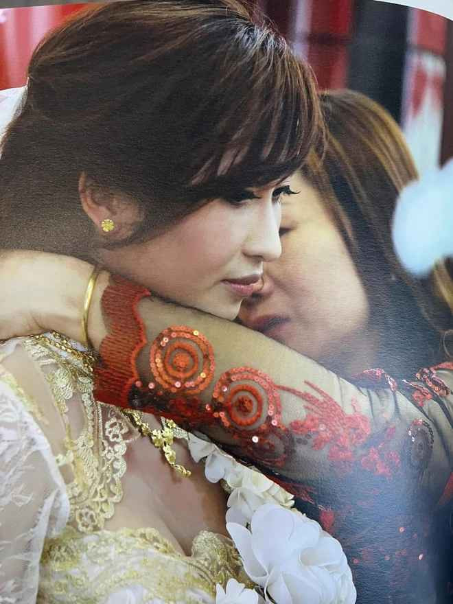 Xuyên suốt đám cưới, phó tổng công ty nhựa cười rạng rỡ vì sắp rước được nàng về dinh còn Mina Phạm có nhiều khoảnh khắc rơi nước mắt xúc động.