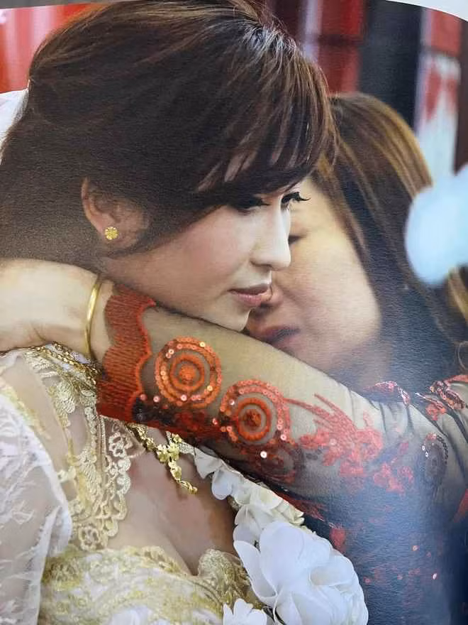 Xuyên suốt đám cưới, phó tổng công ty nhựa cười rạng rỡ vì sắp rước được nàng về dinh còn Mina Phạm có nhiều khoảnh khắc rơi nước mắt xúc động.