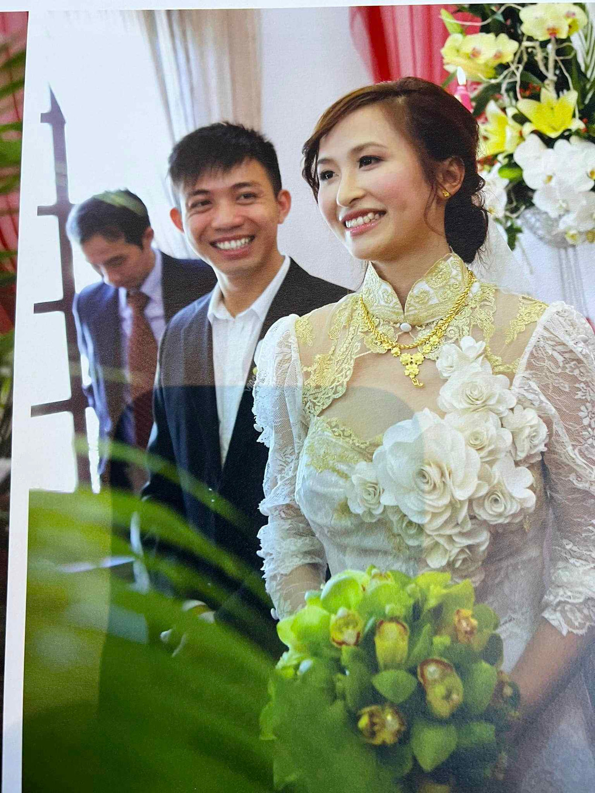 12 năm trước mà chọn hoa cưới tinh tế cỡ này thì cũng đủ hiểu chủ nhân bữa tiệc là người đẳng cấp thế nào. Sự sang trọng trong hôn lễ nằm ở rất nhiều yếu tố và một trong những điểm nhấn tuyệt vời đến từ vị trí hoa cưới.