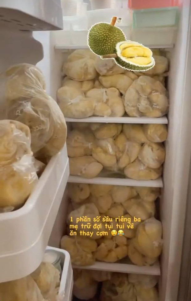  Sầu riêng vẫn luôn là thức quả dễ gây chia rẽ nội bộ nhất ở bất cứ đâu. Bởi cùng một quả nhưng có người khen lấy khen để, tấm tắc khen ngon còn có người lại bịt mũi xách dép chạy cách xa 8 mét.