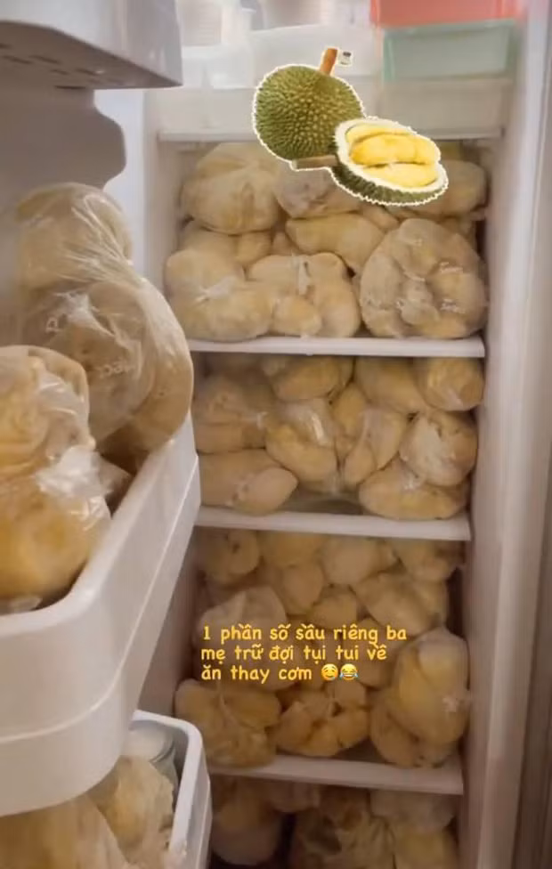  Sầu riêng vẫn luôn là thức quả dễ gây chia rẽ nội bộ nhất ở bất cứ đâu. Bởi cùng một quả nhưng có người khen lấy khen để, tấm tắc khen ngon còn có người lại bịt mũi xách dép chạy cách xa 8 mét.