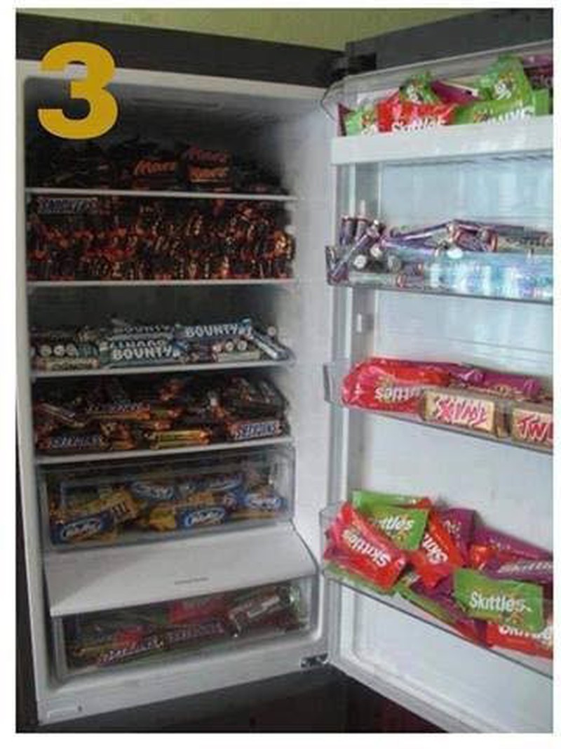 Thế này thì cả mấy tháng trời cũng không phải lo việc thiếu đồ ăn vặt với 1 tủ chocolate.