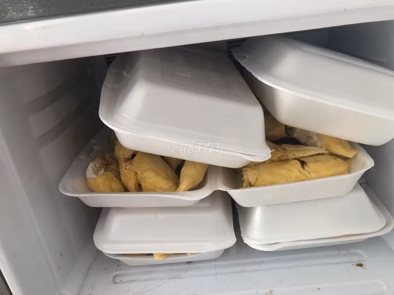 Năm nay vì dịch, mình không về quê đúng mùa được mà nhà vườn cũng không chở hàng đi Sài Gòn bán được. Nhà mình cũng có vườn, nhiều trái quá nên tách hạt ra hết, lấy để tủ đông trữ lâu đợi mình về chiến. Số lượng quả đã mua chắc không đếm được vì trữ 2 tủ lạnh lận. Nói chung chỉ biết là nếu ăn thì tới Tết luôn mới hết mất". Cô bạn đến từ Khánh Hòa cho biết thêm.