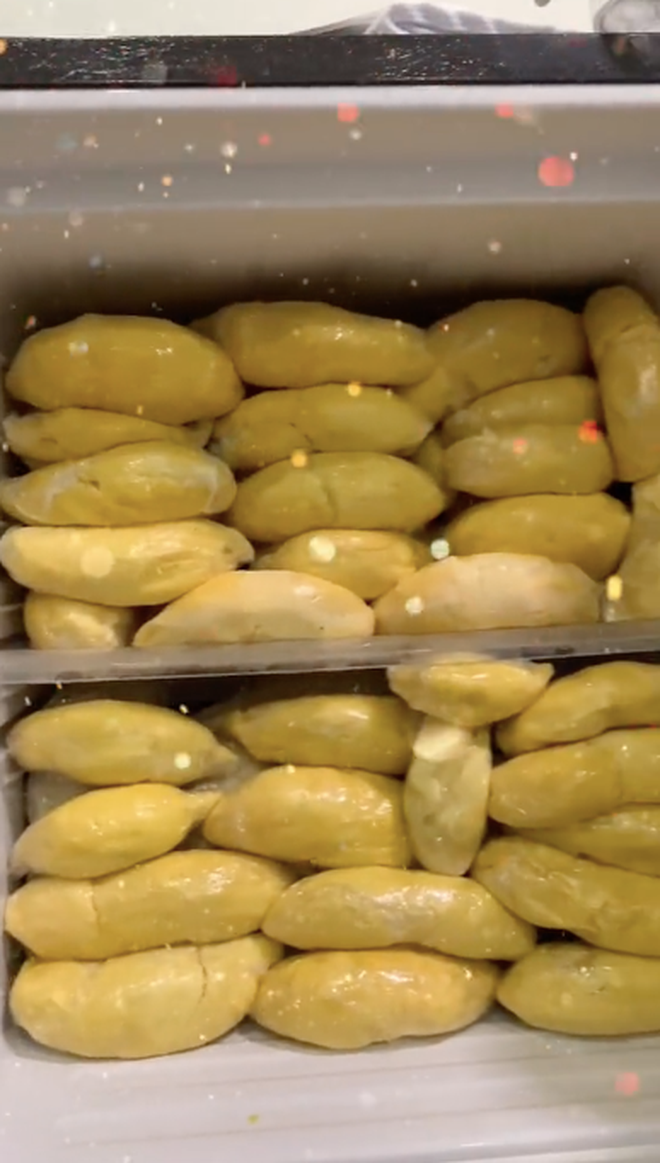 Mới đây, cô bạn có tên Trang Lê (Khánh Hoà) khiến nhiều người phải trầm trồ khi khoe chiếc tủ lạnh chất kín bảo quản sầu riêng.