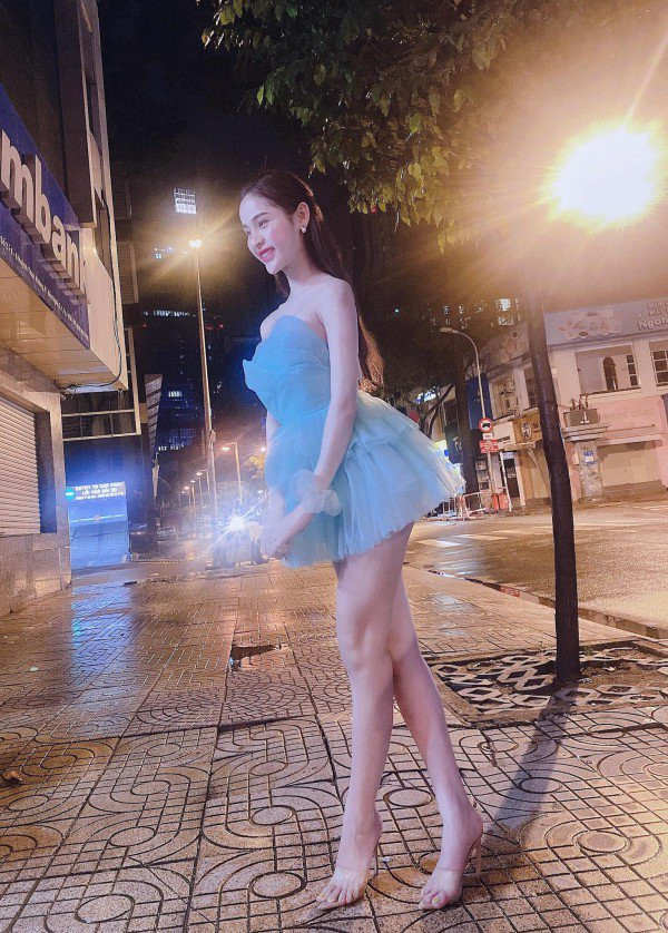 Chia sẻ về thời điểm đó, Tường Vi cho biết: "lúc bỏ nhà từ Đắk Nông đi lên Sài Gòn em cầm theo cái balo thôi. Sau đó chuyện êm xuôi mới dám gọi về cho mẹ, xin mỗi tháng khoảng chừng 800 - 1 triệu để trang trải cuộc sống. Nhà em là ba giữ tiền, mẹ chỉ lén gửi cho em một tí".