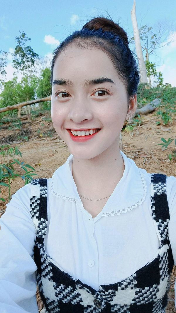  Hot girl dân tộc đến từ dân tộc Bana, thường quay các clip nhảy múa ở núi rừng quê nhà nên được mọi người ưu ái đặt cho biệt danh “Sơn nữ Bana”.
