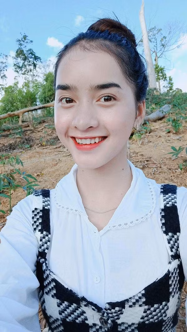  Hot girl dân tộc đến từ dân tộc Bana, thường quay các clip nhảy múa ở núi rừng quê nhà nên được mọi người ưu ái đặt cho biệt danh “Sơn nữ Bana”.